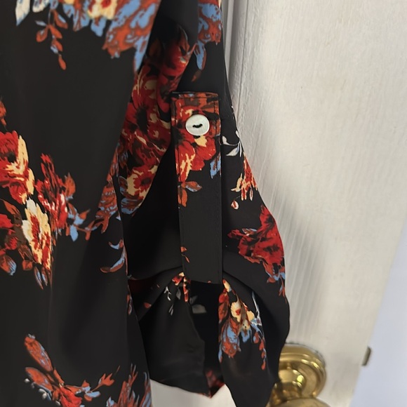 Daniel Rainn Size Large flowered blouse. open v neck with buttons at sleeves - Picture 9 of 9